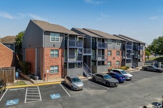 Oaks of Northgate Apartment Homes in San Antonio, TX - Foto de edificio - Building Photo