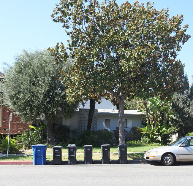 703 E Magnolia Blvd in Burbank, CA - Building Photo - Building Photo