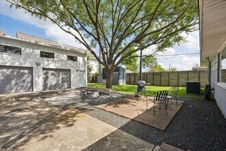 1136 Oak Tree Dr in Houston, TX - Building Photo - Building Photo