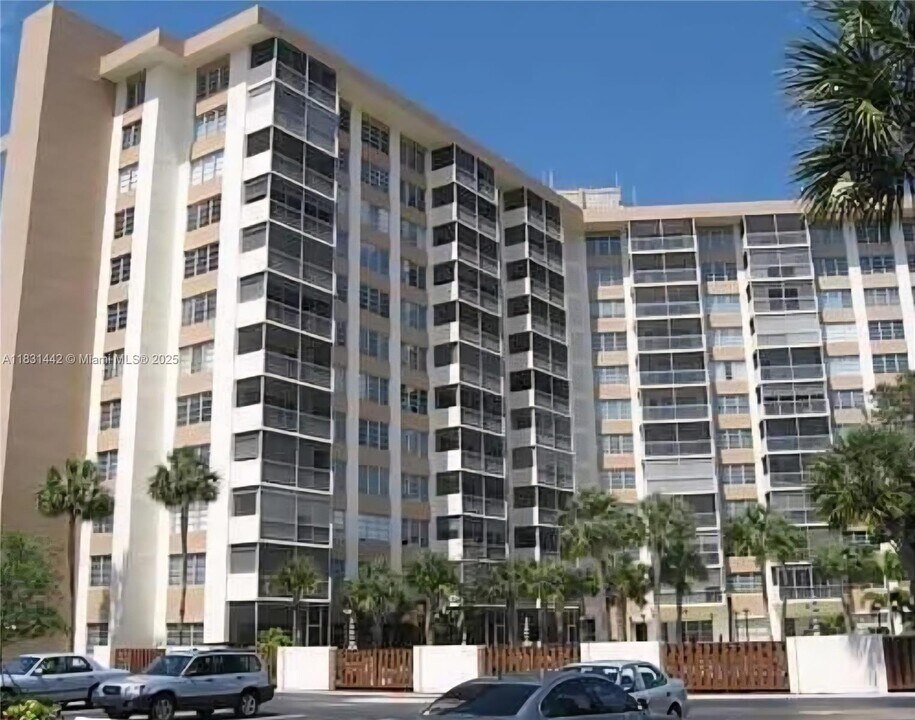 10777 W Sample Rd in Coral Springs, FL - Building Photo