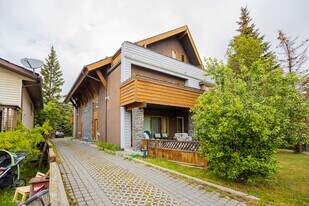 423 Marten St in Banff, AB - Building Photo