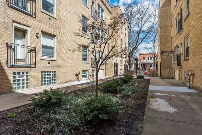 4716 N Bernard St, Unit 1W in Chicago, IL - Building Photo - Building Photo