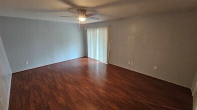 975 N Red Cedar Cir in The Woodlands, TX - Foto de edificio - Building Photo