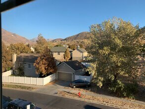 991 E Senior Band Rd in Draper, UT - Foto de edificio - Building Photo