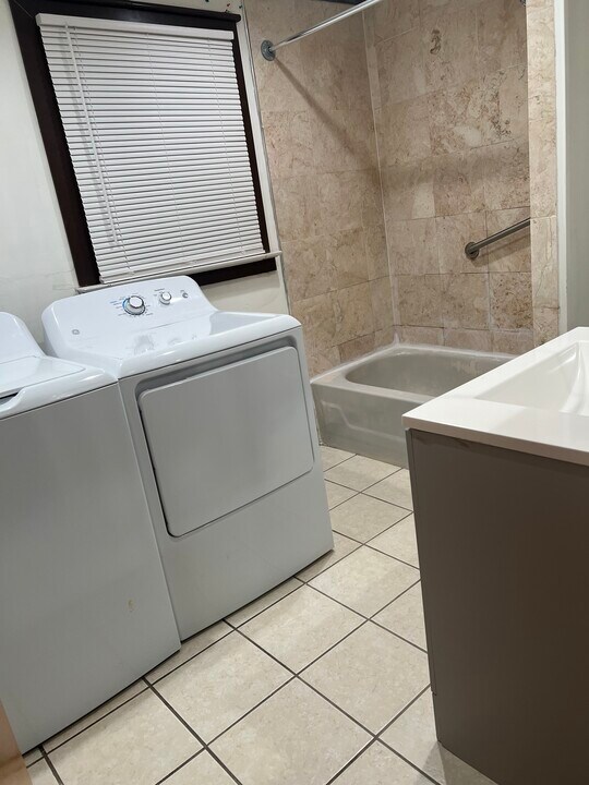 2439 S Iseminger St in Philadelphia, PA - Foto de edificio