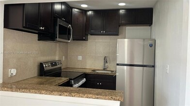 2121 NE 168th St in North Miami Beach, FL - Building Photo - Building Photo