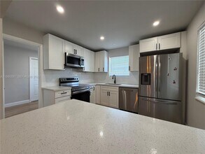 7571 Eaton St in Hollywood, FL - Building Photo - Building Photo