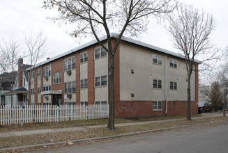 2500 Pleasant Ave S in Minneapolis, MN - Building Photo - Building Photo