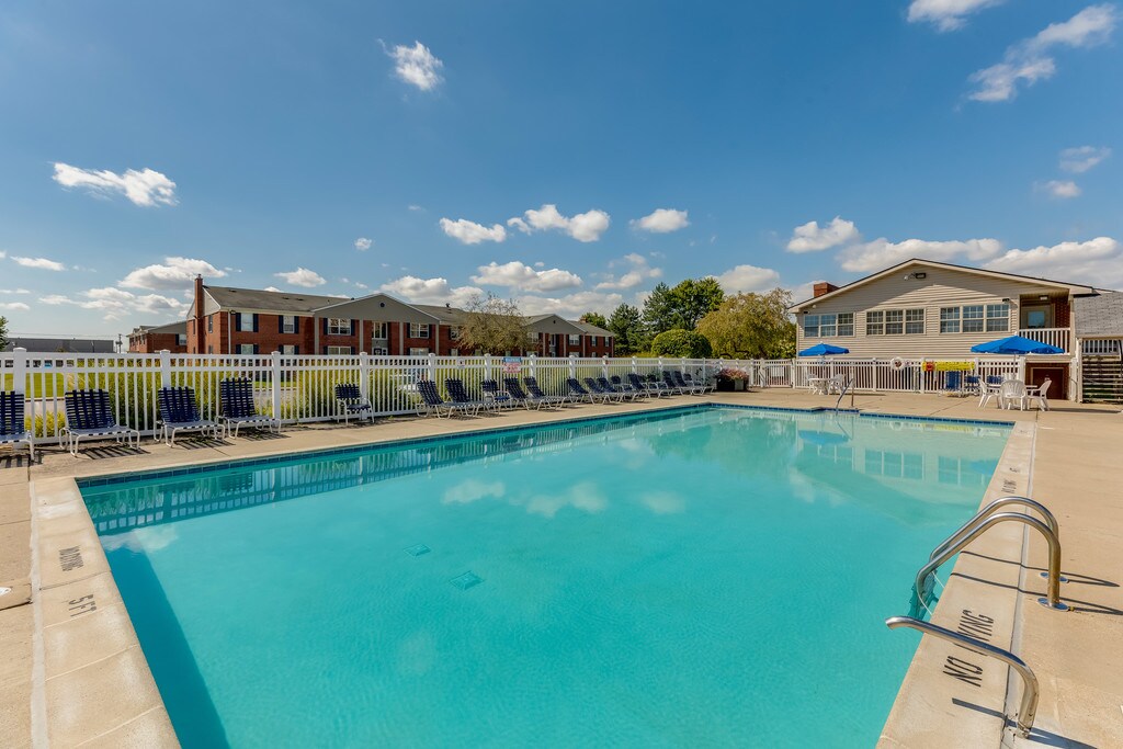 Canterbury Square Apartments in Troy, MI