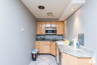 3825 N Pine Grove Ave in Chicago, IL - Building Photo - Building Photo