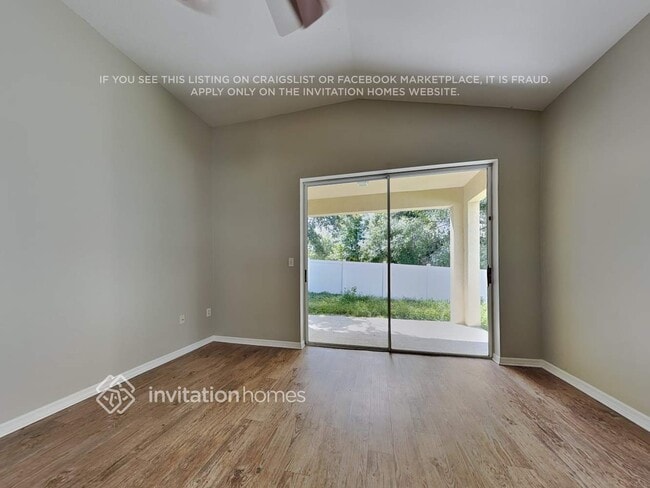 1227 Nashville Dr in Wesley Chapel, FL - Foto de edificio - Building Photo