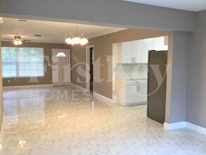 401 SW 68th Blvd in Pembroke Pines, FL - Foto de edificio - Building Photo