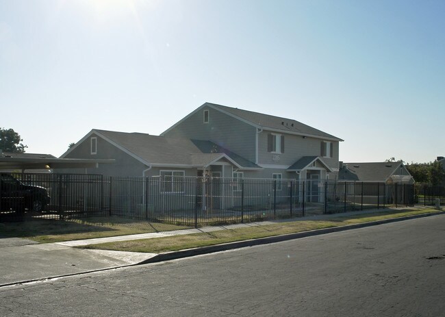 Martin Luther King Square in Fresno, CA - Foto de edificio - Building Photo