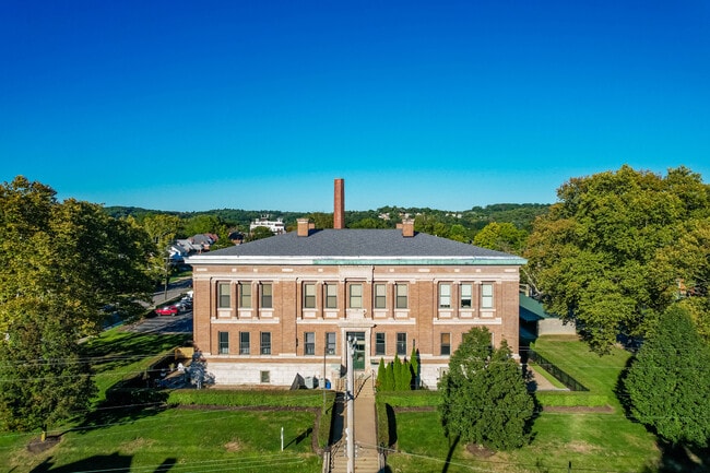 Grant School Lofts in Pittsburgh, PA - Foto de edificio - Building Photo