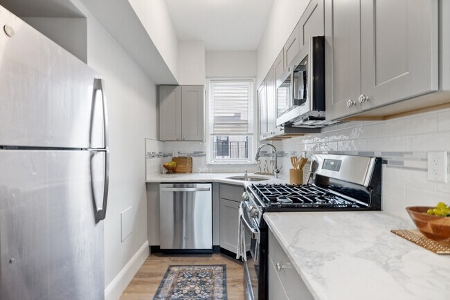 1564 Commonwealth Ave, Unit 1 in Boston, MA - Foto de edificio - Building Photo