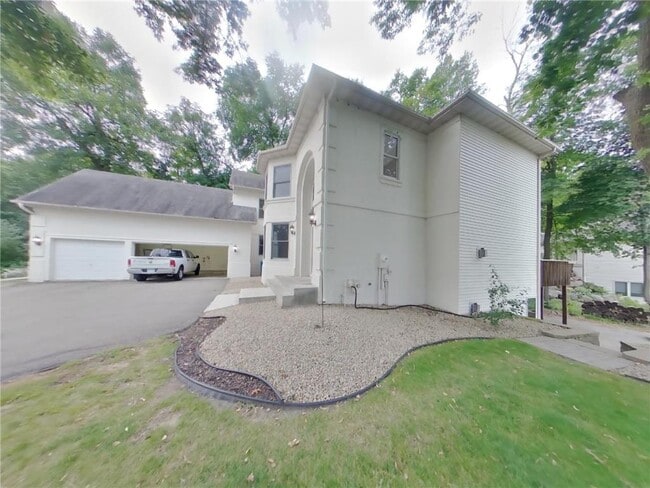 8915 Umbria Pl N in Osseo, MN - Foto de edificio - Building Photo