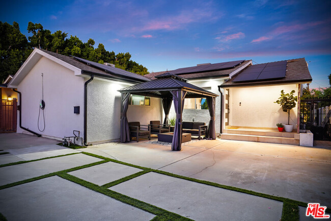 5630 Gentry Ave in Los Angeles, CA - Building Photo - Building Photo