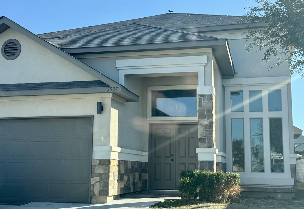 5527 Lago Del Valle Dr in Laredo, TX - Foto de edificio