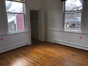 1146 State Route 295, Unit Downstairs in East Chatham, NY - Foto de edificio - Building Photo