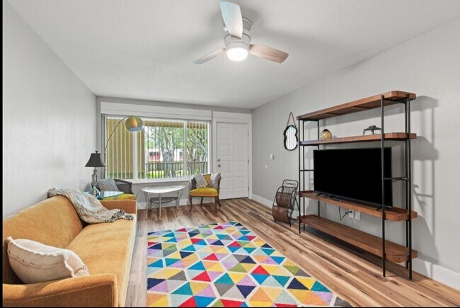 210 Pelham Rd in Fort Walton Beach, FL - Building Photo - Building Photo