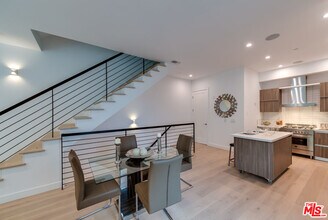 723 Huntley Dr in West Hollywood, CA - Foto de edificio - Building Photo