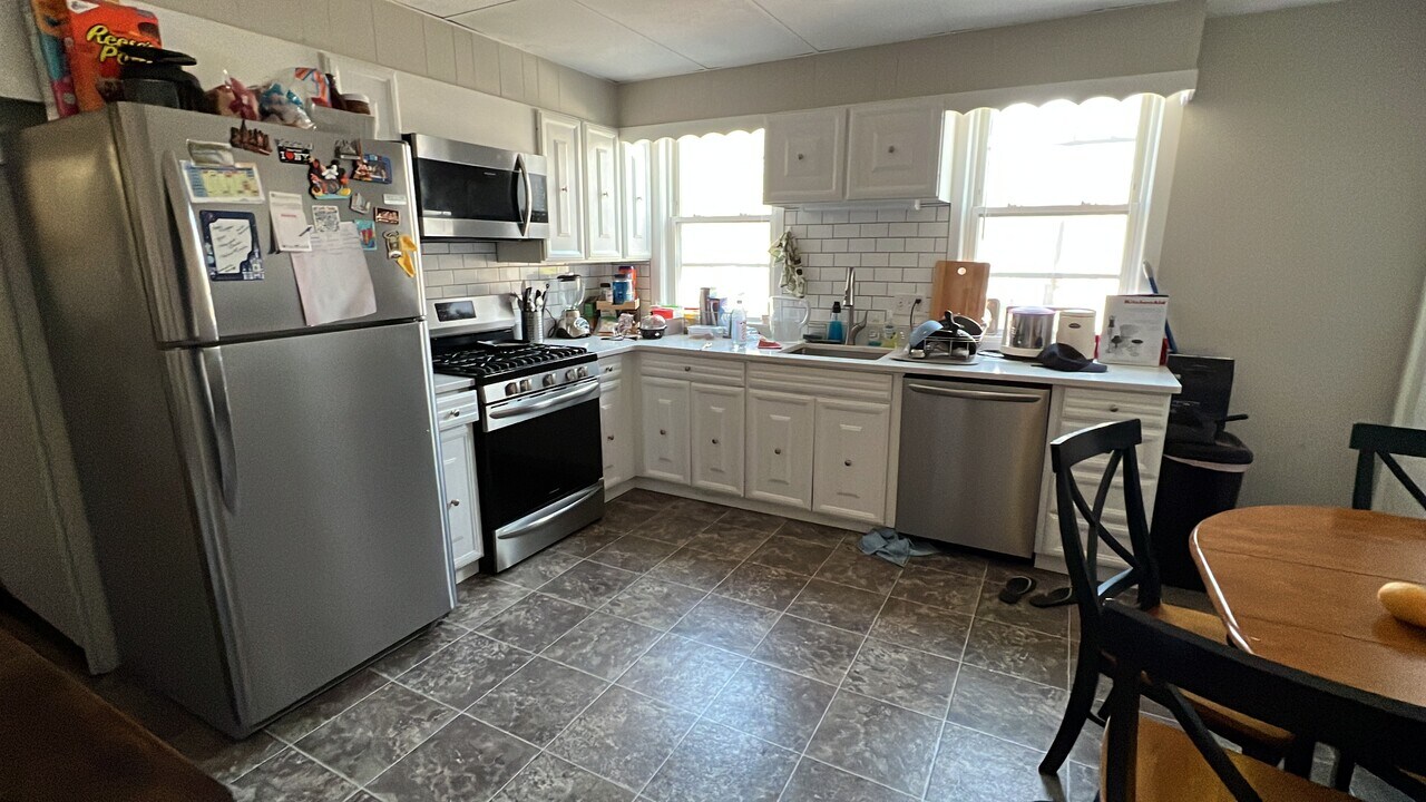 158 Holland St, Unit 1 in Somerville, MA - Foto de edificio