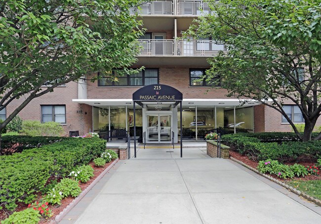 The Towers at Passaic Park in Passaic, NJ - Foto de edificio - Building Photo