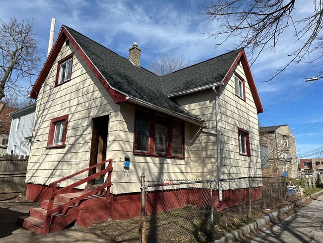 property at 3 Hopkins St