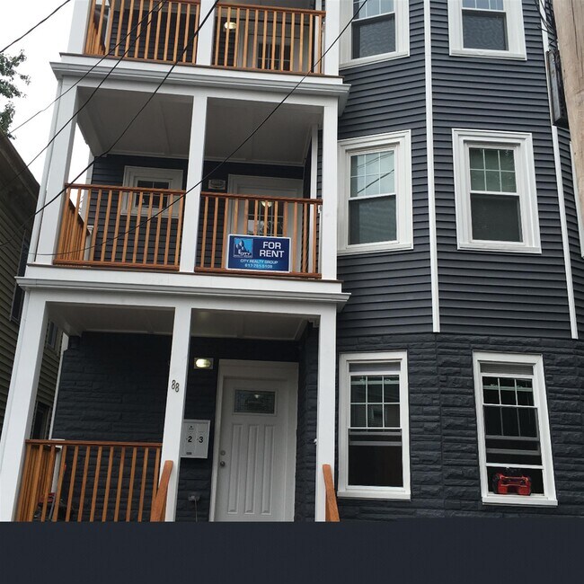 88 Gilman St, Unit 2 in Somerville, MA - Foto de edificio - Building Photo