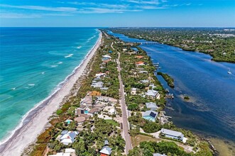 8270 Manasota Key Rd in Englewood, FL - Foto de edificio - Building Photo