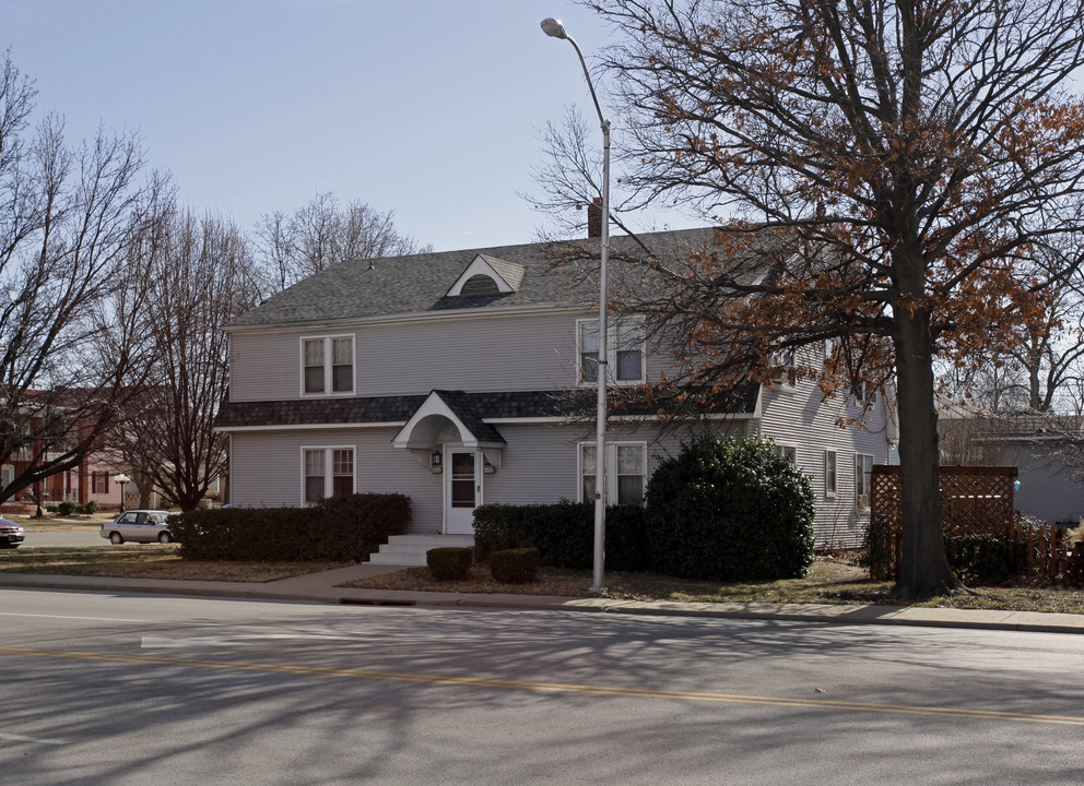 Adams Apartments in Bartlesville, OK - Building Photo