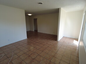 1345 NW 8th Ave in Fort Lauderdale, FL - Foto de edificio - Building Photo
