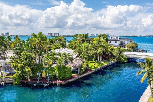 7975 Biscayne Point Cir in Miami, FL - Building Photo - Building Photo