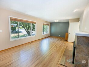 9610 SW Washington Pl in Portland, OR - Building Photo - Building Photo