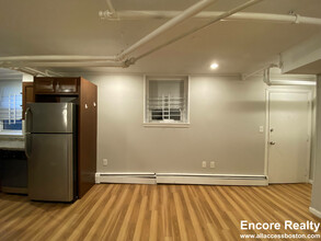 7 Forest St, Unit B2 in Cambridge, MA - Foto de edificio - Building Photo