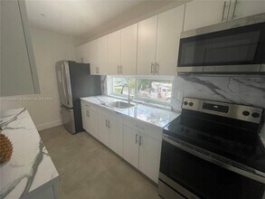 645 Palmetto Dr-Unit -10 in Miami Springs, FL - Building Photo - Building Photo