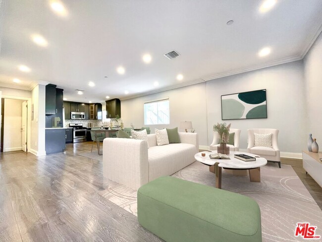 7113 S La Cienega Blvd in Los Angeles, CA - Building Photo - Building Photo