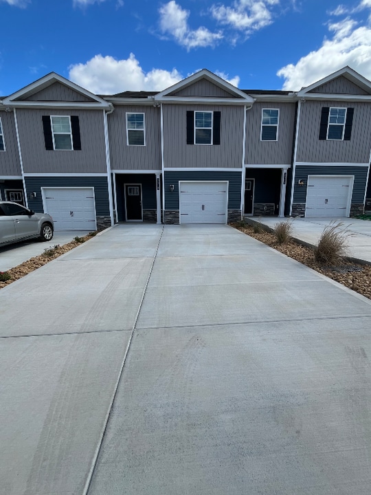 3518 Bisham Wood Ln in Powell, TN - Foto de edificio