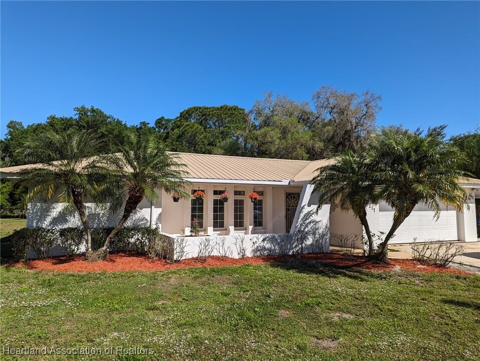 6217 Sherman Terrace in Sebring, FL - Building Photo