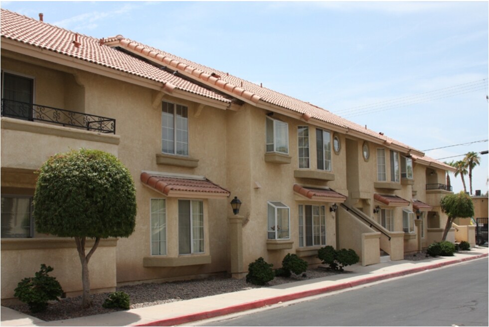 Mission West Luxury Apartments in El Centro, CA - Building Photo