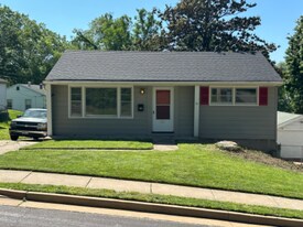 825 Edgar Rd in Webster Groves, MO - Building Photo