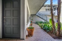 La Brea Apartments in Los Angeles, CA - Foto de edificio - Building Photo