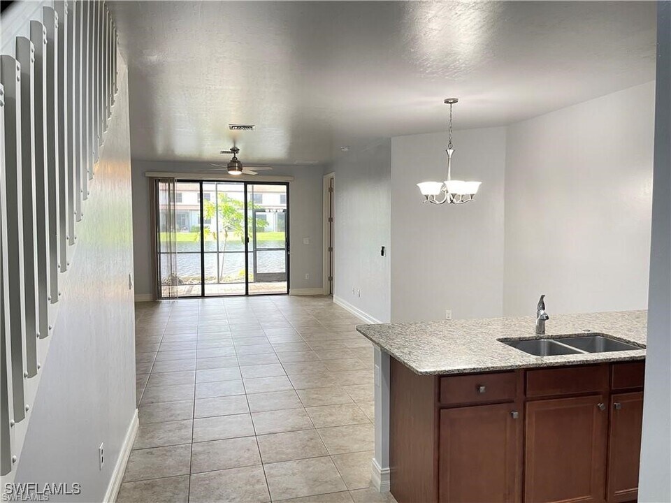7818 Bristol Cir in Naples, FL - Building Photo