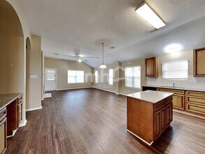 1835 Manor Dr in Baytown, TX - Foto de edificio - Building Photo