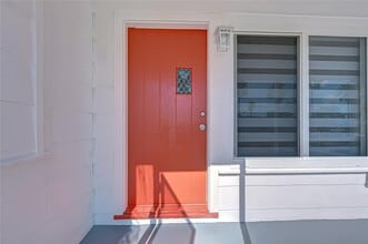 5737 Shore Blvd S in Gulfport, FL - Foto de edificio - Building Photo