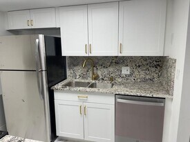 616 Executive Center Dr, Unit 102 in West Palm Beach, FL - Building Photo