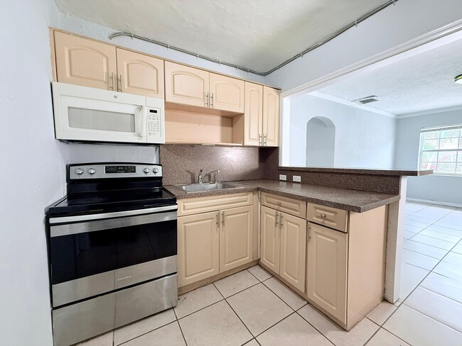447 Conniston Rd in West Palm Beach, FL - Building Photo - Building Photo