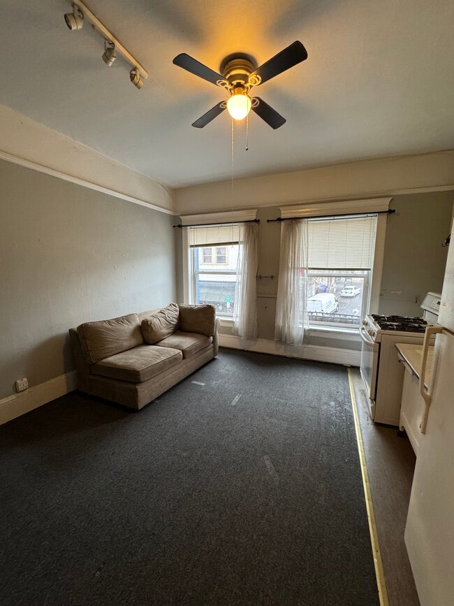 1717 W Burnside St in Portland, OR - Building Photo - Building Photo