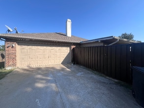 2066 Vista Dr in Lewisville, TX - Foto de edificio - Building Photo