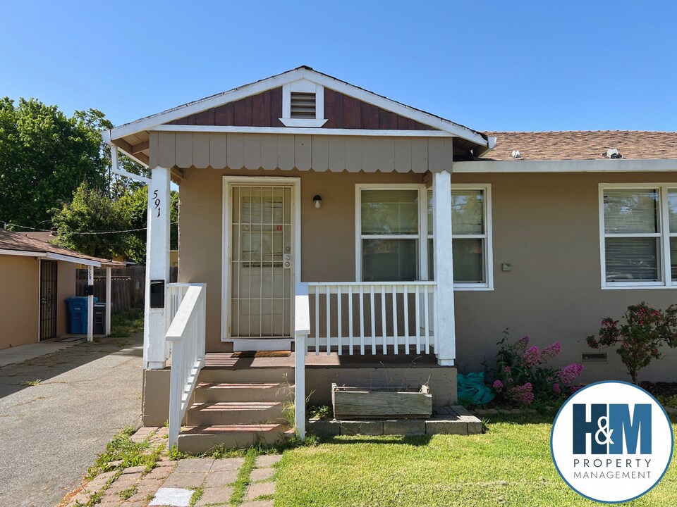 591 A St in Hollister, CA - Building Photo
